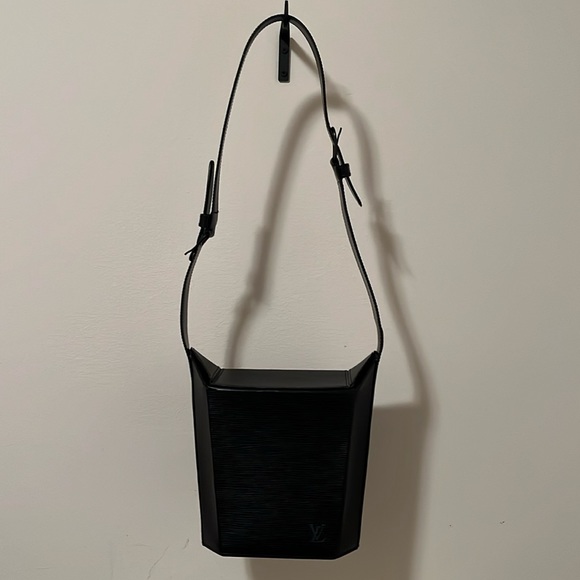 Louis Vuitton Black Epi Sac Seau - Picture 4 of 16